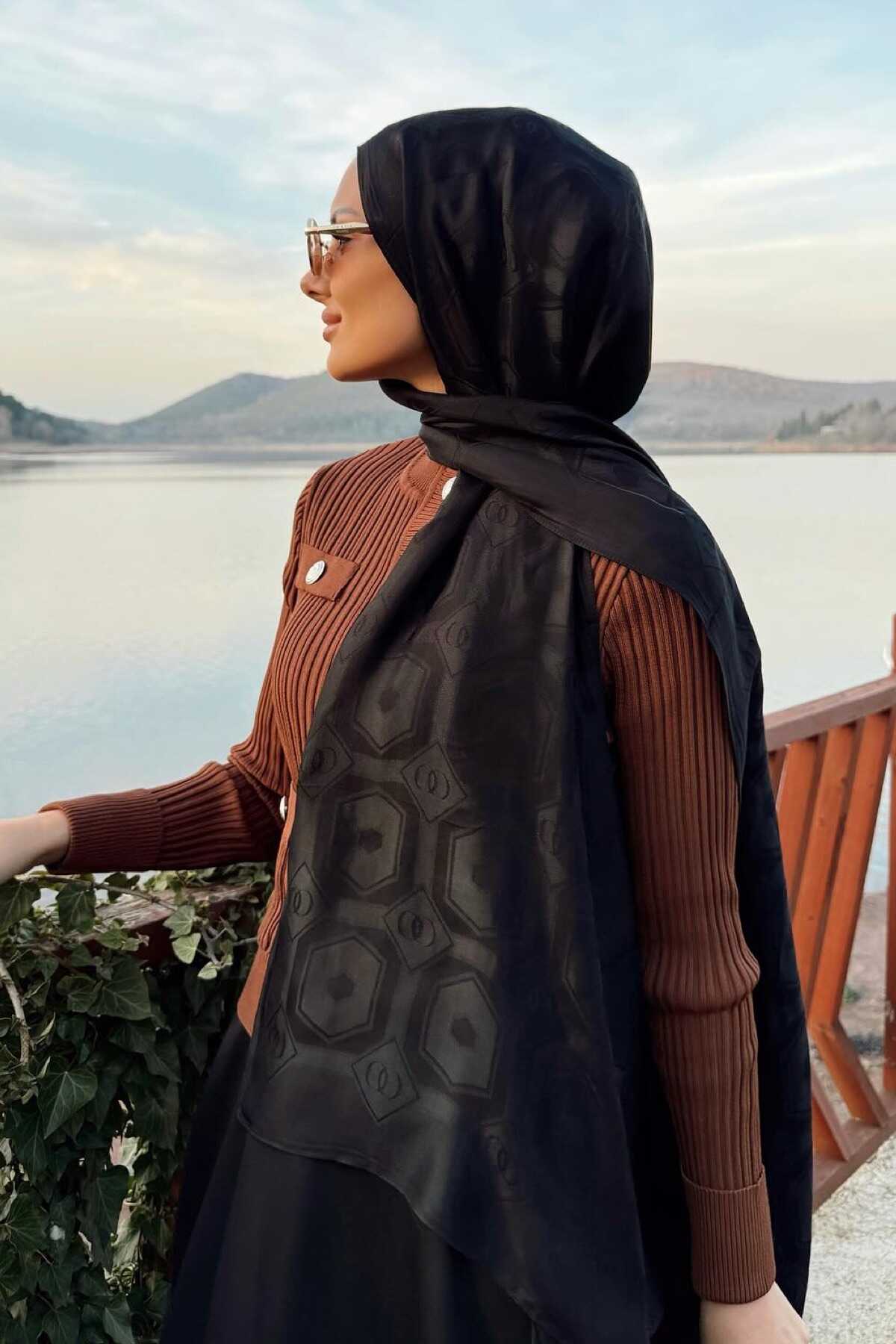 Hexagon Baklava Black Ramy Jacquard Shawl