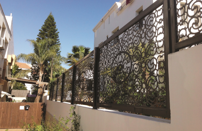 Wall-Top Wrought Iron Railing